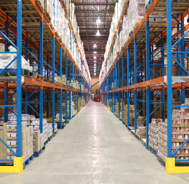 Racking industriel haute capacité en entrepôt logistique avec allées larges et palettes entreposées en hauteur