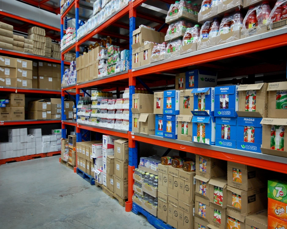 Aménagement entrepôt salle de stockage palettiers racking épicerie fruiterie commerce alimentation magasin alimentaire espace commercial Pedlex étagères